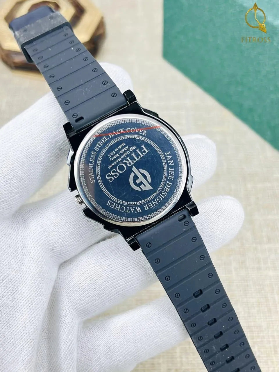 Men's Black Gold Dial Rubber Strap Watch for All Occasions